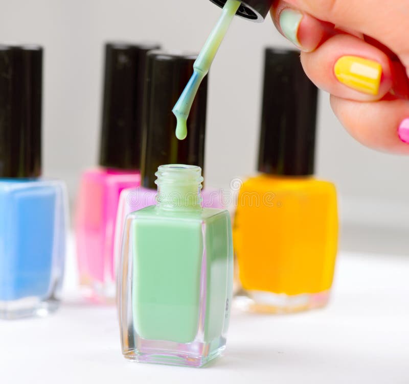 Bouteilles colorées de vernis à ongles photo libre de droits Bouteilles colorées de vernis à ongles photo libre de droits
