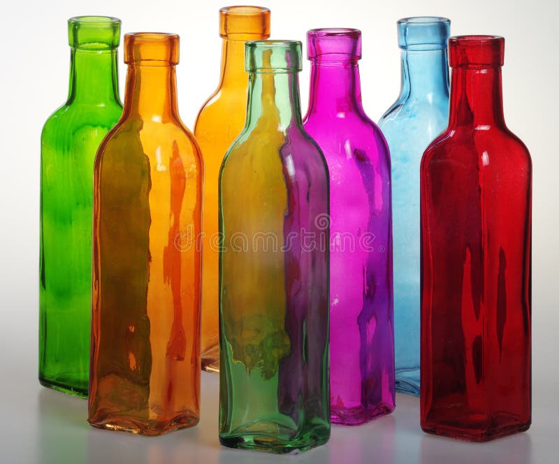 Bouteilles colorées et leur transparent photographie stock libre de droits Bouteilles colorées et leur transparent photographie stock libre de droits