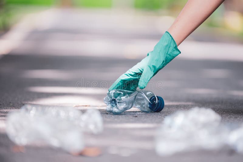 Bouteilles d'eau en plastique qui ont été vidangées et laissées dans les parties communes collectés pour être adapté pour la colle photo libre de droits