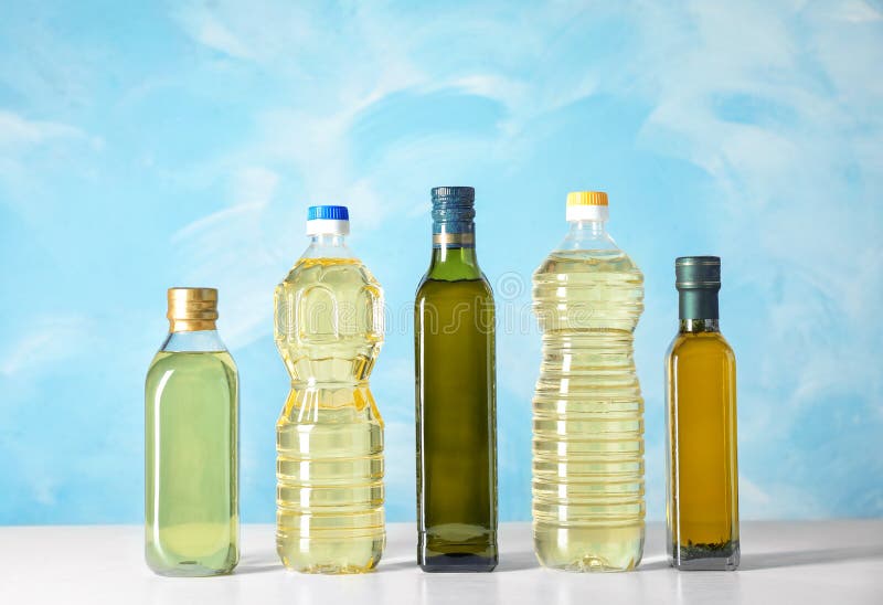 Bouteilles d'huiles sur la table photo libre de droits Bouteilles d'huiles sur la table photo libre de droits