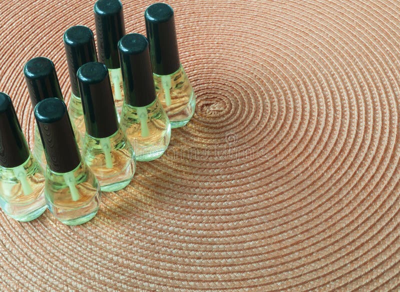 Bouteilles de cire à parquet sur la table images libres de droits Bouteilles de cire à parquet sur la table images libres de droits