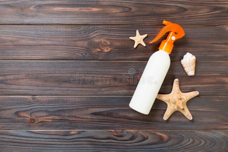 Bouteilles de cr?me de protection de Sun avec des coquillages sur la table en bois fonc?e avec l'espace de copie Vue sup?rieure d photo libre de droits Bouteilles de cr?me de protection de Sun avec des coquillages sur la table en bois fonc?e avec l'espace de copie Vue sup?rieure d photo libre de droits