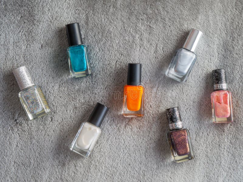 Bouteilles de peinture vernissées à l'ongle sur fond texturé image libre de droits Bouteilles de peinture vernissées à l'ongle sur fond texturé image libre de droits