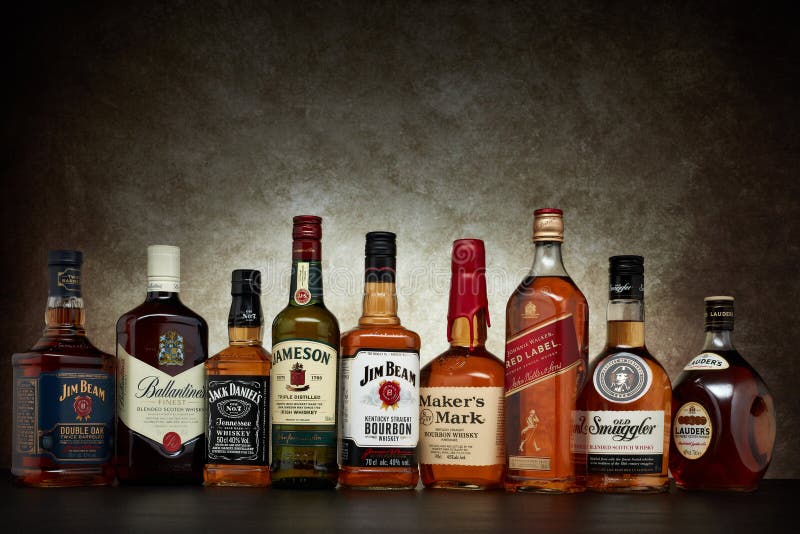 Bouteilles De Plusieurs Marques Mondiales De Whisky Photo éditorial - Image  du spiritueux, bouteille: 155897051