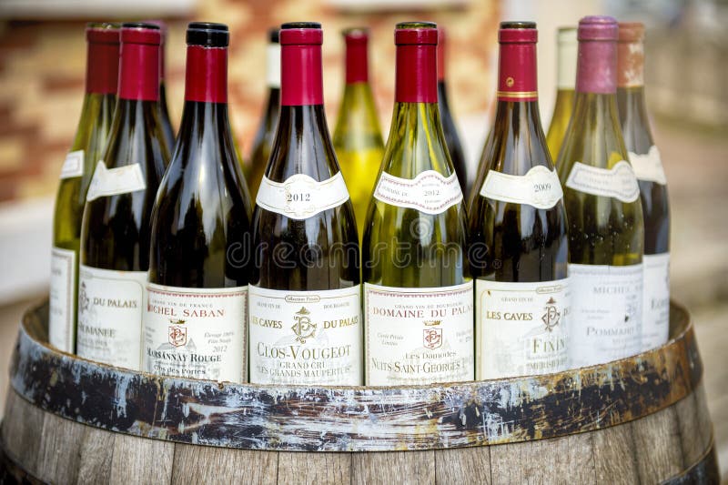 Bouteilles de vin de Bourgogne au-dessus d'un baril
