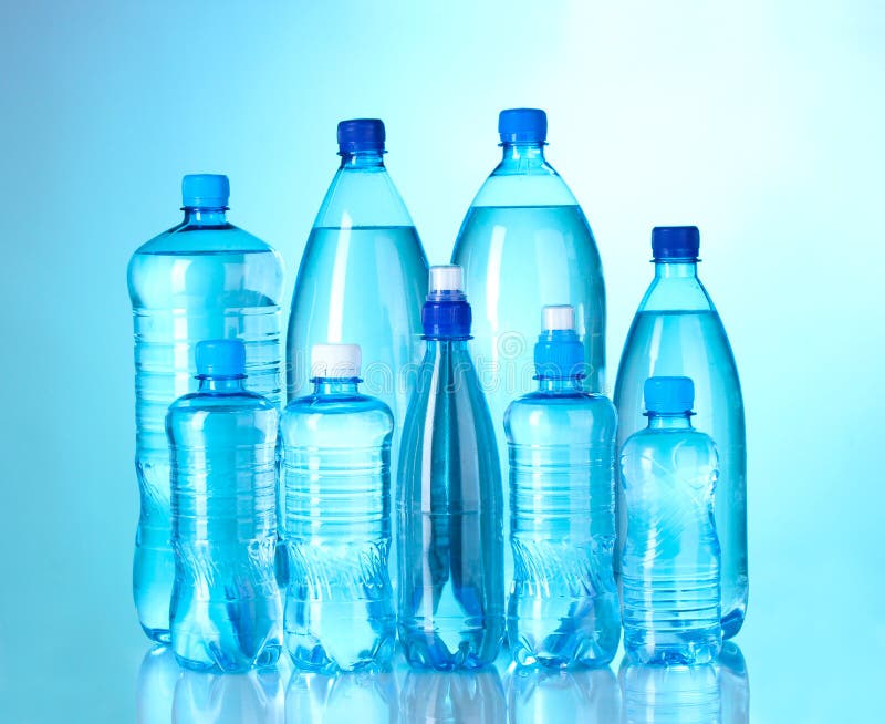 Bouteilles en plastique de groupe de l'eau photos libres de droits Bouteilles en plastique de groupe de l'eau photos libres de droits