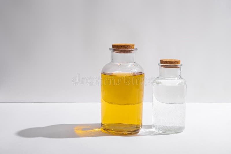 Bouteilles en verre avec des couvercles de li?ge sur un fond blanc, vue de c?t? image stock Bouteilles en verre avec des couvercles de li?ge sur un fond blanc, vue de c?t? image stock