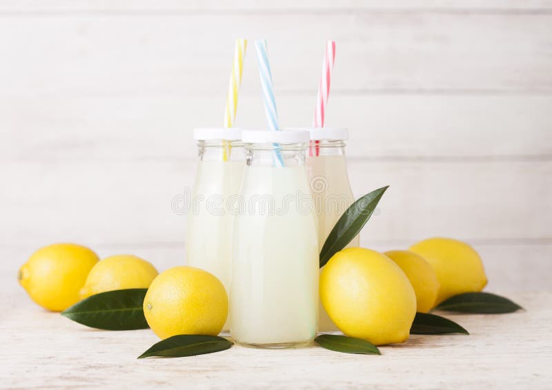 Bouteilles en verre de fruits frais organiques de jus de citron images libres de droits Bouteilles en verre de fruits frais organiques de jus de citron images libres de droits