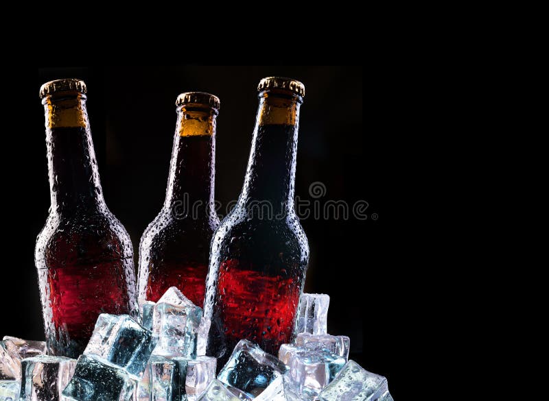 Bouteilles froides et bière fraîche image libre de droits Bouteilles froides et bière fraîche image libre de droits