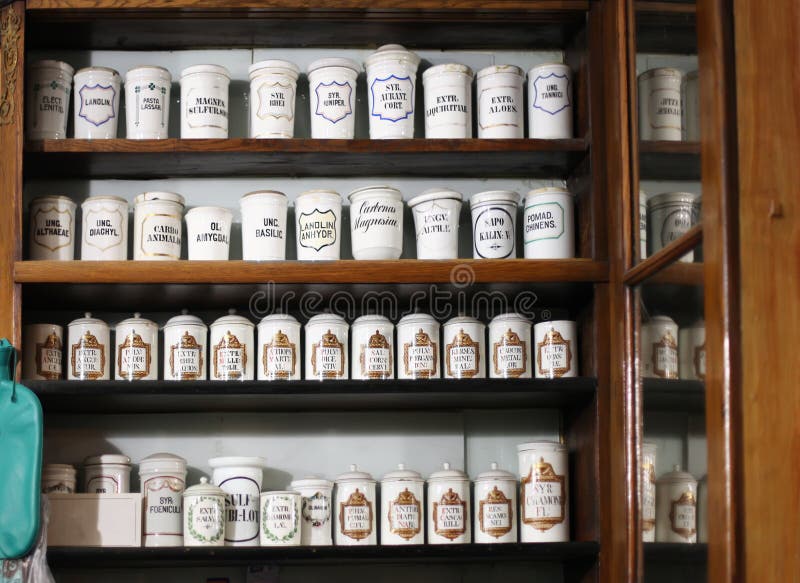Bouteilles sur l'étagère de la vieille pharmacie photos stock Bouteilles sur l'étagère de la vieille pharmacie photos stock