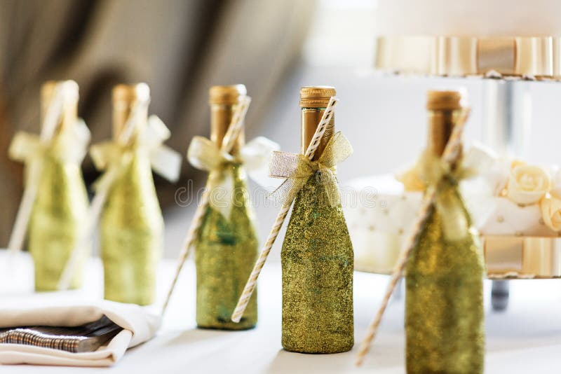 Mini Bouteille De Champagne Isolée Sur Fond Blanc Célébration