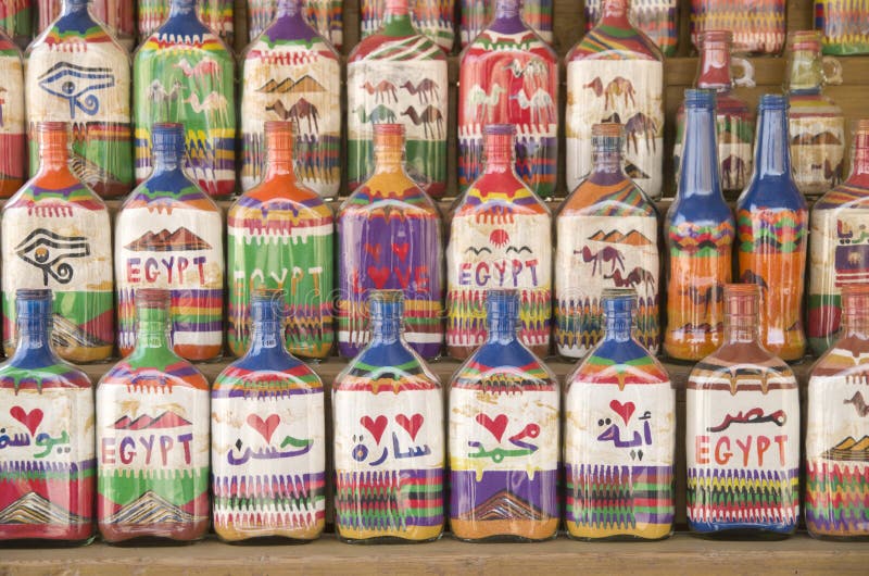 Bouteilles égyptiennes colorées de sable - souvenirs images stock Bouteilles égyptiennes colorées de sable - souvenirs images stock