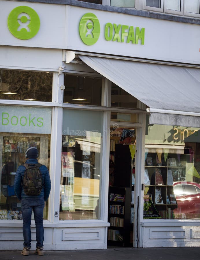 Boutique de charité d'Oxfam à Londres photos libres de droits Boutique de charité d'Oxfam à Londres photos libres de droits