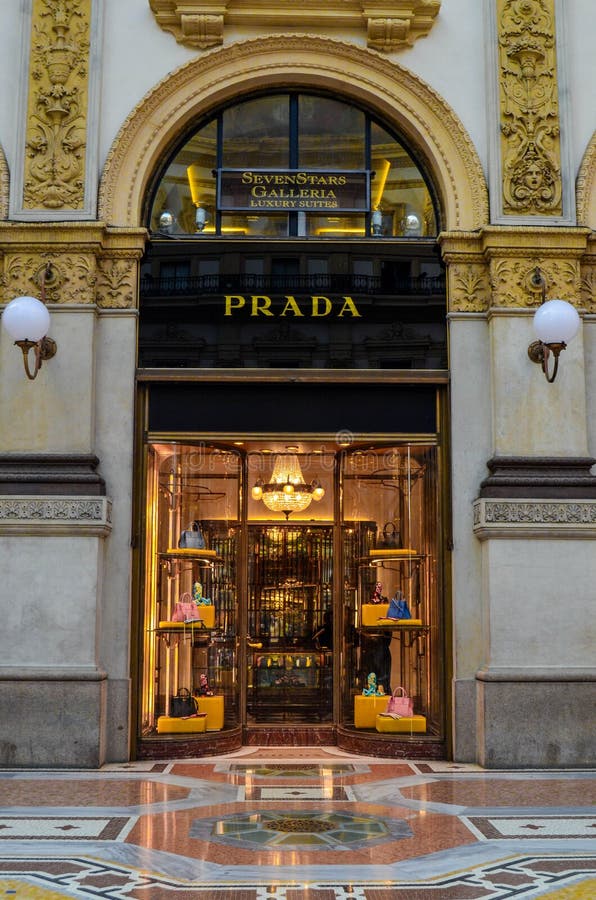 Boutique de Prada em Milão, Itália imagens de stock Boutique de Prada em Milão, Itália imagens de stock