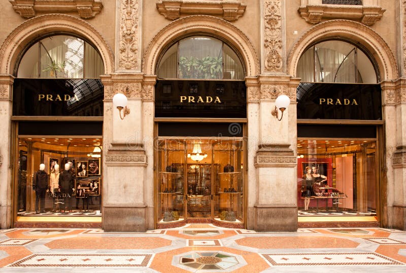 Boutique De Prada En Milano Imagen de archivo editorial Imagen de