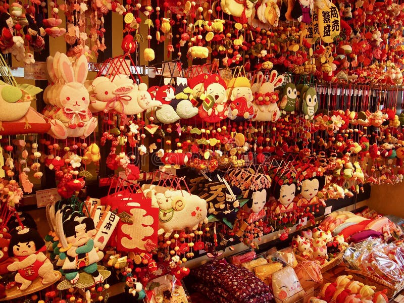 Boutique de souvenirs japonaise complètement de petits pendants et de figures colorées photo libre de droits Boutique de souvenirs japonaise complètement de petits pendants et de figures colorées photo libre de droits