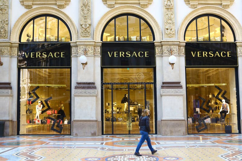 Boutique De Versace à Milan Photo éditorial Image du achats, milan
