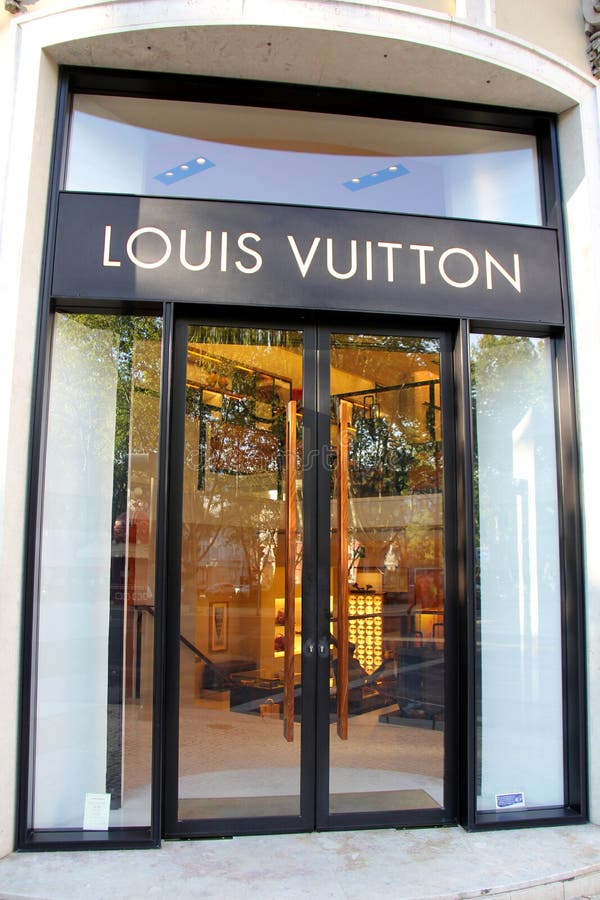 Boutique di modo di Louis Vuitton fotografia stock Boutique di modo di Louis Vuitton fotografia stock