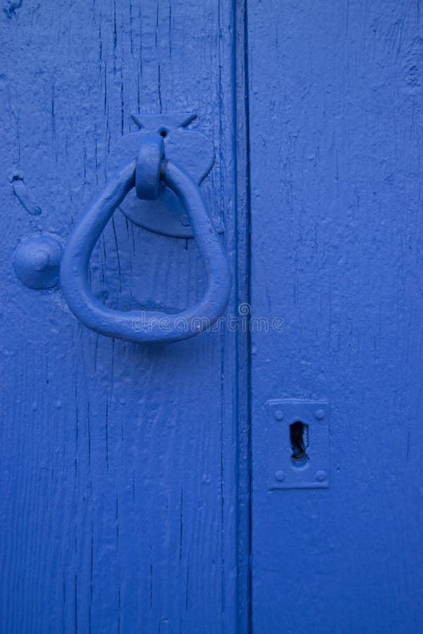 Bouton de porte de fer travaillé et porte en bois bleue images stock Bouton de porte de fer travaillé et porte en bois bleue images stock