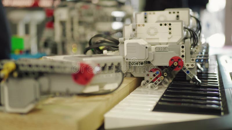 Bouton de pressing de doigt, robot jouant le piano Concept d'AI