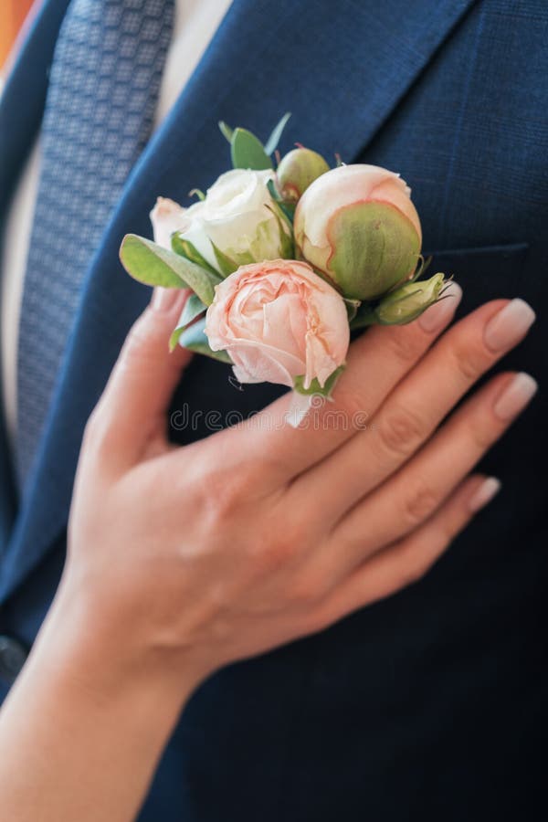 Boutonniere van roze en witte pioen in knoopsgat van man& x27; s kostuum stock foto's Boutonniere van roze en witte pioen in knoopsgat van man& x27; s kostuum stock foto's