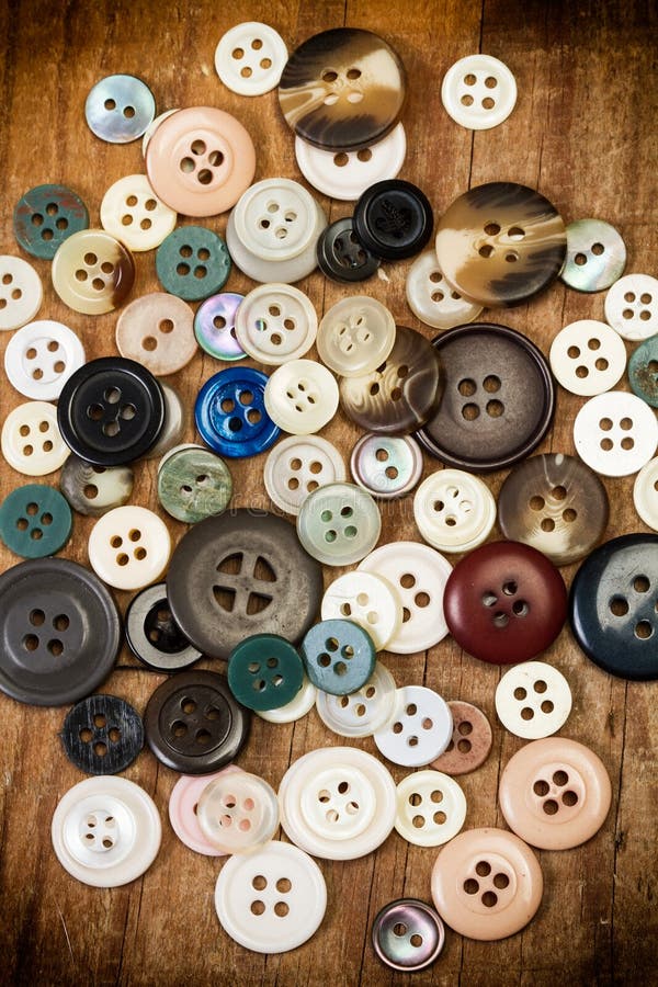 Boutons colorés sur une table en bois photographie stock libre de droits Boutons colorés sur une table en bois photographie stock libre de droits
