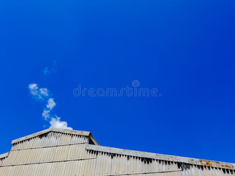 bouw van de oude witte blauwe hemel , witte rook royalty-vrije stock foto's bouw van de oude witte blauwe hemel , witte rook royalty-vrije stock foto's