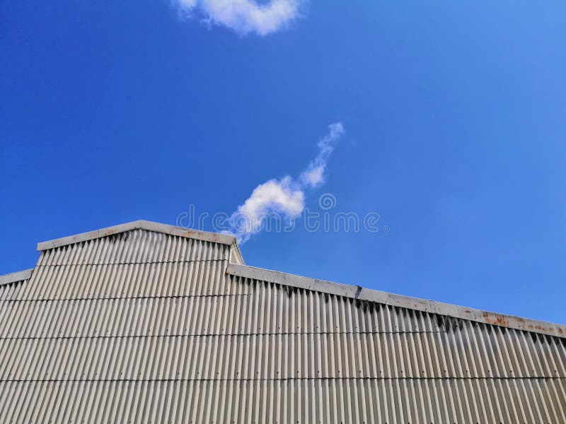 bouw van de oude witte blauwe hemel , witte rook royalty-vrije stock foto bouw van de oude witte blauwe hemel , witte rook royalty-vrije stock foto