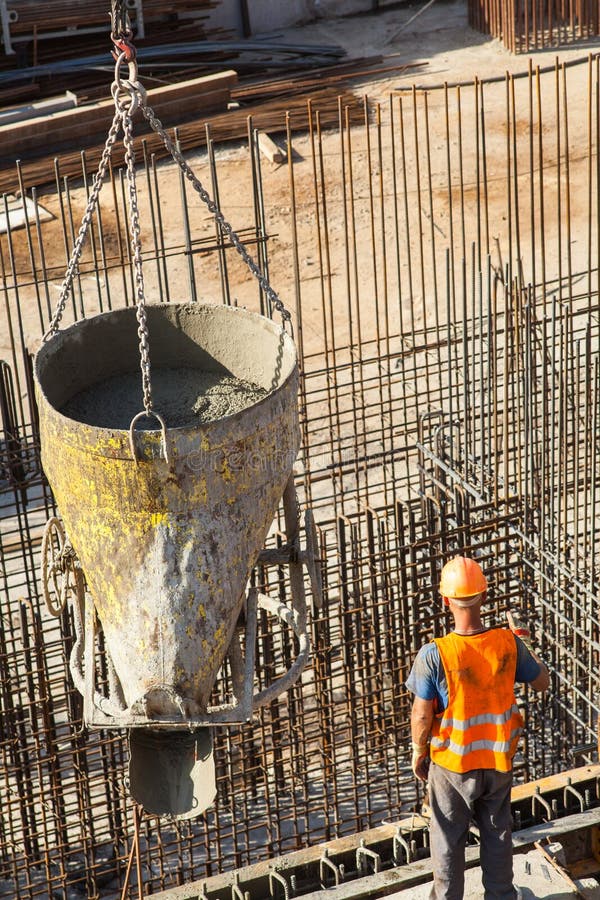 Bouw van een groot commercieel gebouw Klaar de bouwvakker vult bekisting door cement en beton over verbindend reinforceme royalty-vrije stock afbeelding Bouw van een groot commercieel gebouw Klaar de bouwvakker vult bekisting door cement en beton over verbindend reinforceme royalty-vrije stock afbeelding