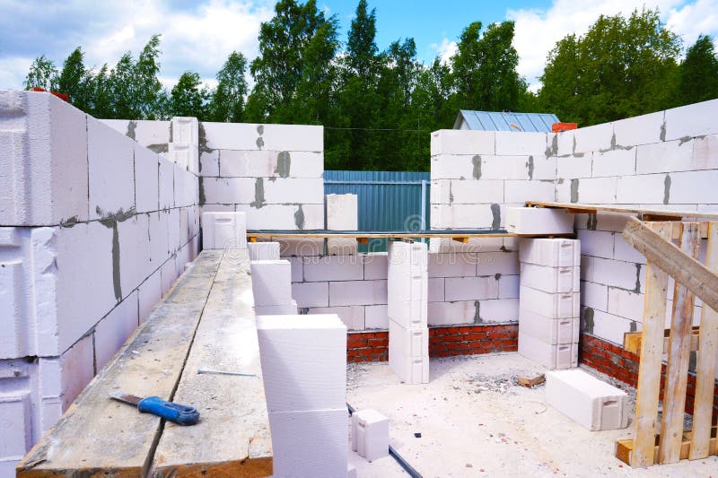 Bouw van een privé huis van gelucht beton Bakstenen die in openlucht leggen royalty-vrije stock fotografie Bouw van een privé huis van gelucht beton Bakstenen die in openlucht leggen royalty-vrije stock fotografie