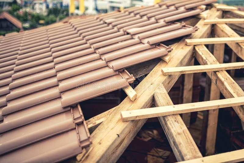 Bouw van nieuw huis, de dakbouw met bruine tegels en hout Contractant de bouwdak van nieuw huis royalty-vrije stock foto's Bouw van nieuw huis, de dakbouw met bruine tegels en hout Contractant de bouwdak van nieuw huis royalty-vrije stock foto's