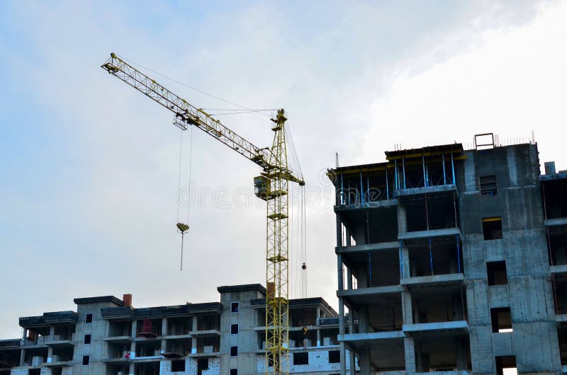 Bouwconstructieplaats met kraan tegen heldere blauwe hemel stock foto's Bouwconstructieplaats met kraan tegen heldere blauwe hemel stock foto's