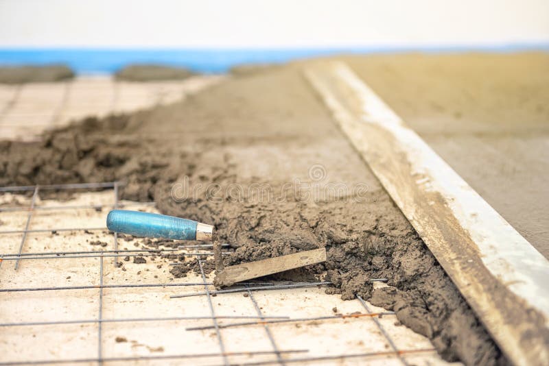 Bouwersarbeider het pleisteren beton bij vloer van huisbouw stock afbeelding Bouwersarbeider het pleisteren beton bij vloer van huisbouw stock afbeelding