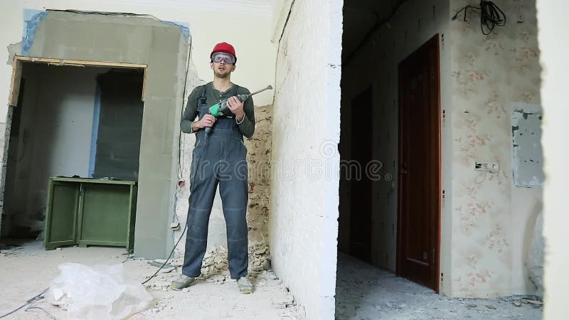 Bouwvakker met perforator stock video