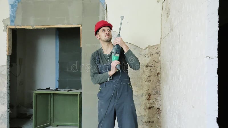 Bouwvakker met perforator stock footage