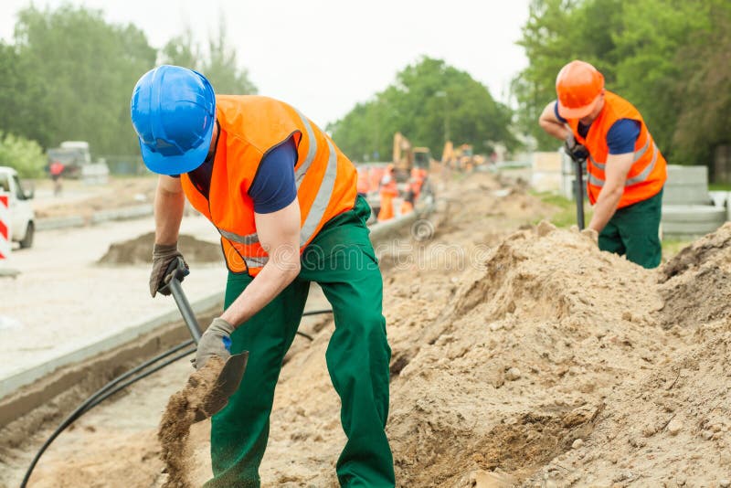 Bouwvakkers het graven royalty-vrije stock afbeeldingen Bouwvakkers het graven royalty-vrije stock afbeeldingen