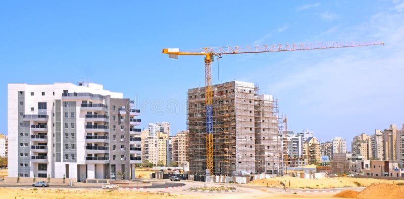 Bouwwerf voor de bouw van woningen in een nieuw gebied van de stad Holon in Israël