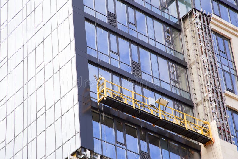 Bouwwieg op de gevel van het gebouw in aanbouw voor een hoogbouw royalty-vrije stock fotografie Bouwwieg op de gevel van het gebouw in aanbouw voor een hoogbouw royalty-vrije stock fotografie
