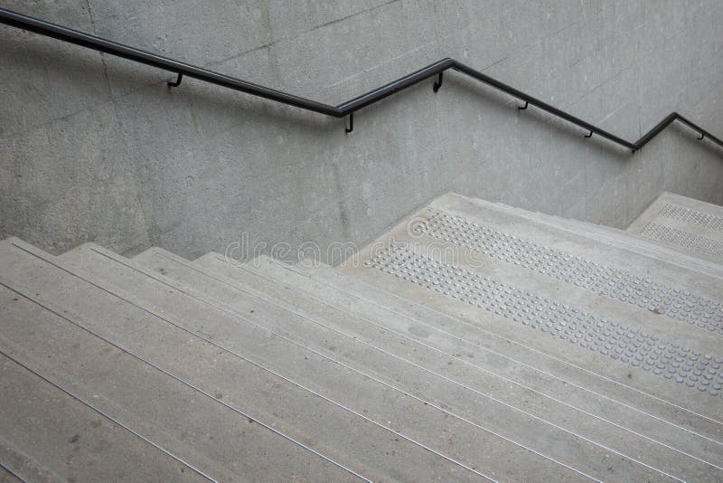 Boven en beneden treden met leuningen voor het in evenwicht brengen terwijl het beklimmen van het tredenveiligheid concept van he royalty-vrije stock foto Boven en beneden treden met leuningen voor het in evenwicht brengen terwijl het beklimmen van het tredenveiligheid concept van he royalty-vrije stock foto