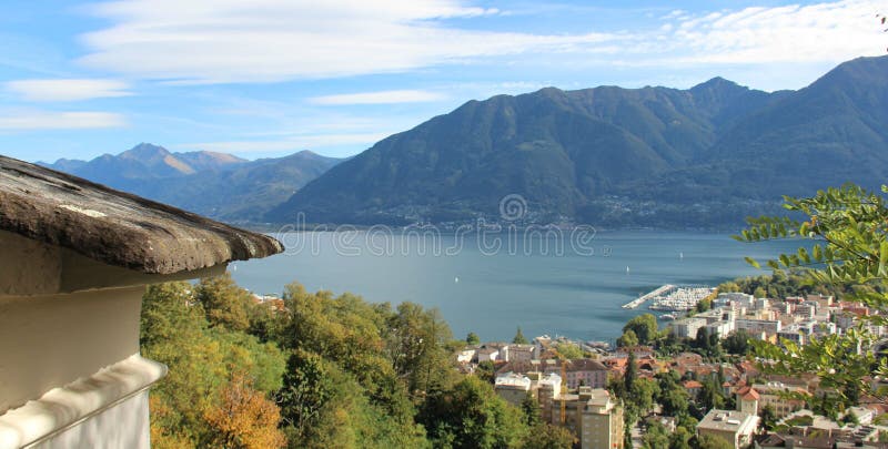 Boven Locarno-Meer met Bergen en Stadsmening stock afbeelding Boven Locarno-Meer met Bergen en Stadsmening stock afbeelding