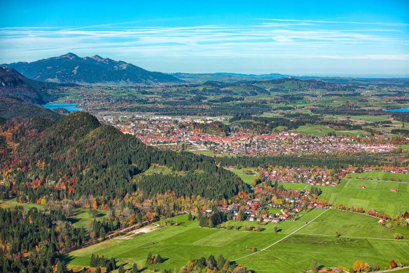 Bovenaanzicht panorama van het dorp Schwangau in het najaar stock afbeeldingen Bovenaanzicht panorama van het dorp Schwangau in het najaar stock afbeeldingen