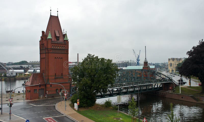 Bovenaanzicht van de historische brug en rivier van de lift, Lubeck, Duitsland royalty-vrije stock fotografie Bovenaanzicht van de historische brug en rivier van de lift, Lubeck, Duitsland royalty-vrije stock fotografie