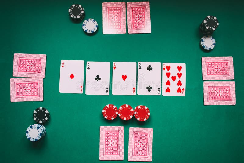 Londen Verfijnen gloeilamp Bovenaanzicht Van Pokerspel, Met Chips En Kaarten Stock Afbeelding - Image  of spel, koninklijk: 169965403