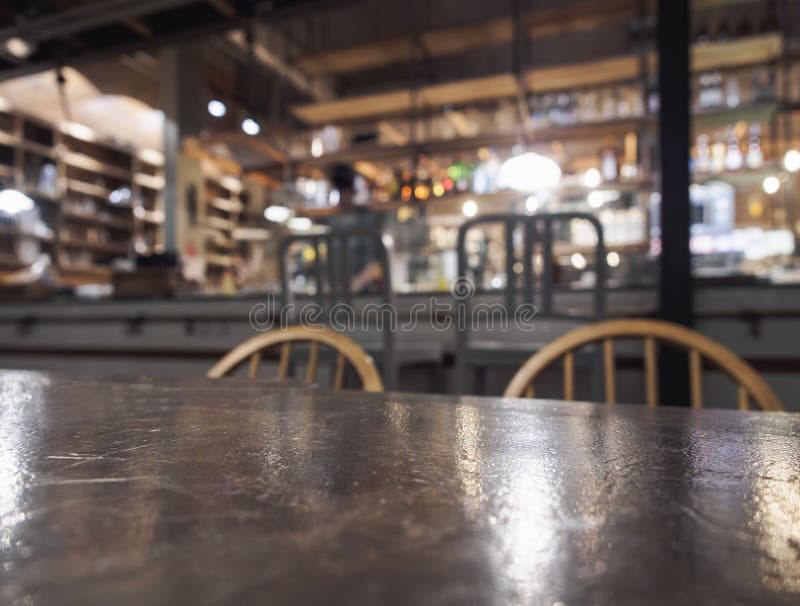 Bovenkant van lijst en stoel met de Vage achtergrond van het Barrestaurant royalty-vrije stock fotografie Bovenkant van lijst en stoel met de Vage achtergrond van het Barrestaurant royalty-vrije stock fotografie