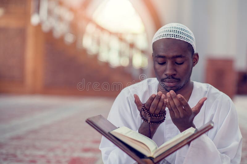 Bovenkant viewv van de Afrikaanse Moslimmens die tot Traditioneel Gebed maken aan God terwijl het Dragen van een Traditioneel GLB