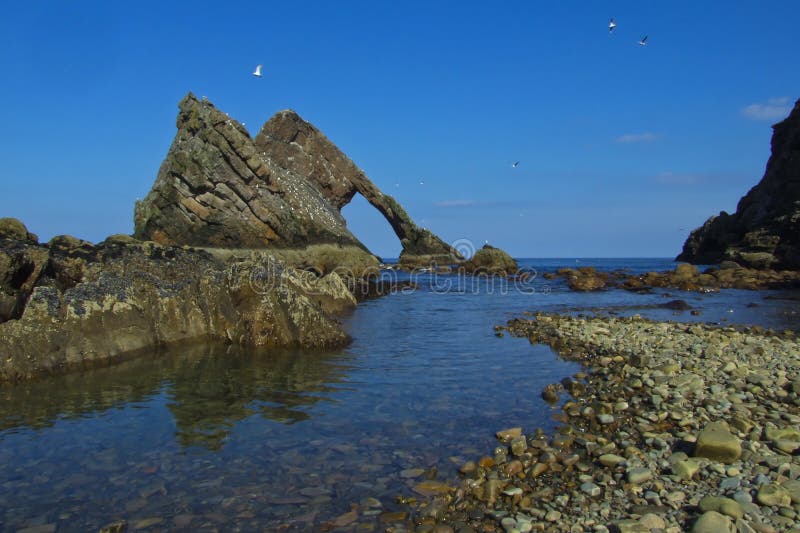 En la zona conocido cómo arco un engano la roca, Éste ahorquillado geológico ocurrencia inesperada es un se encuentra más cercano, Escocia.