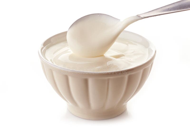 Misku grécky jogurt na bielom pozadí.