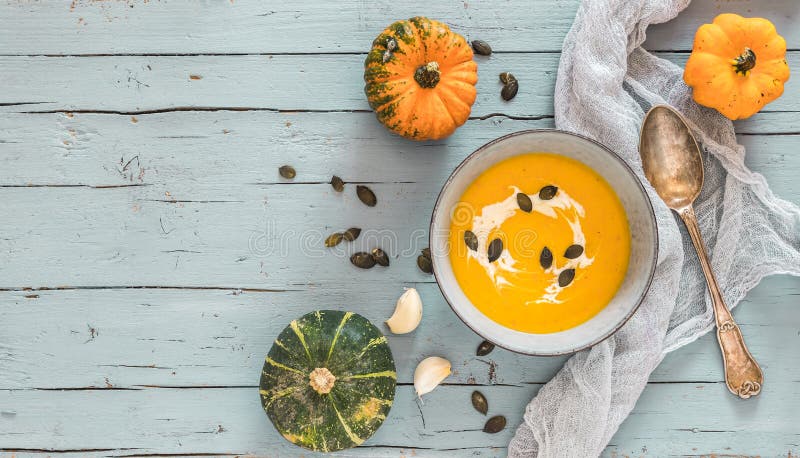 Una ciotola zucca sul la luce blu rurale di legno un zucca come decorazioni.