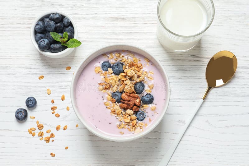 Bowl van smakelijk havermout met blauwe bessen en yoghurt op witte houten tafel stock foto's Bowl van smakelijk havermout met blauwe bessen en yoghurt op witte houten tafel stock foto's