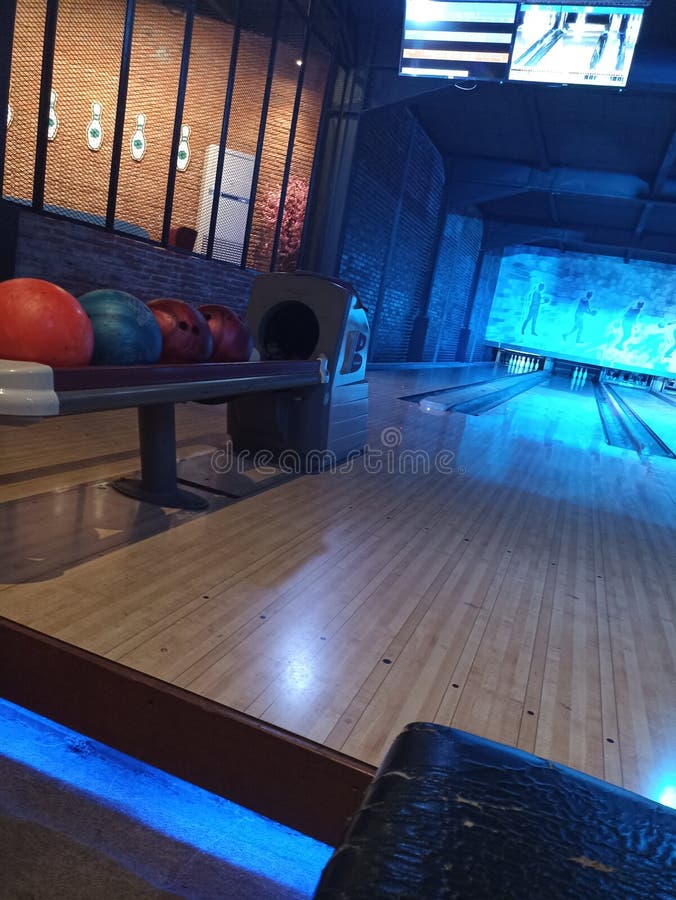 Bowling En Bosques Noche Deportiva En El Interior Foto de archivo
